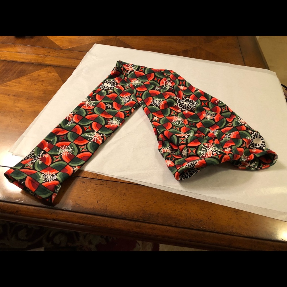 LulaRoe One Size leggings.